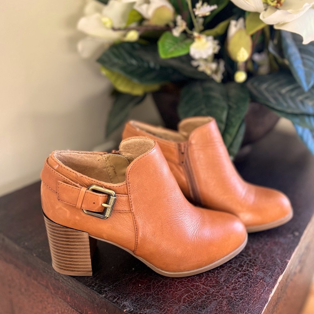 Naturalizer tan leather bootie, 3 inch heel